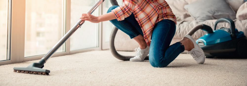 mantenimiento de alfombras - aspirando alfombra
