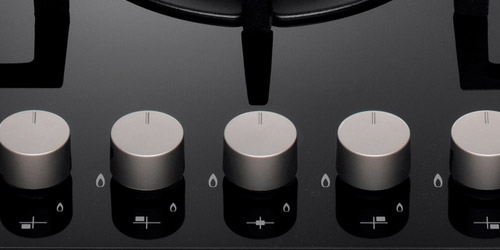 Cubierta de inducción en vitrocerámica Whirlpool 305674 con indicador de superficie caliente aun después de apagar la cubierta.