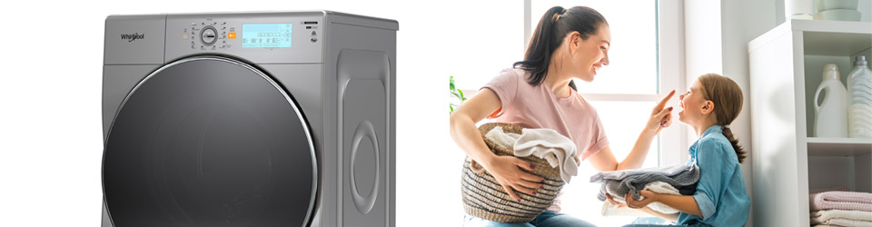 Lavadora secadora 10 Kg carga frontal Whirlpool 514115. Ambientada en hogar con madre e hija disfrutando el momento mientras se lleva a cabo el proceso de lavado.