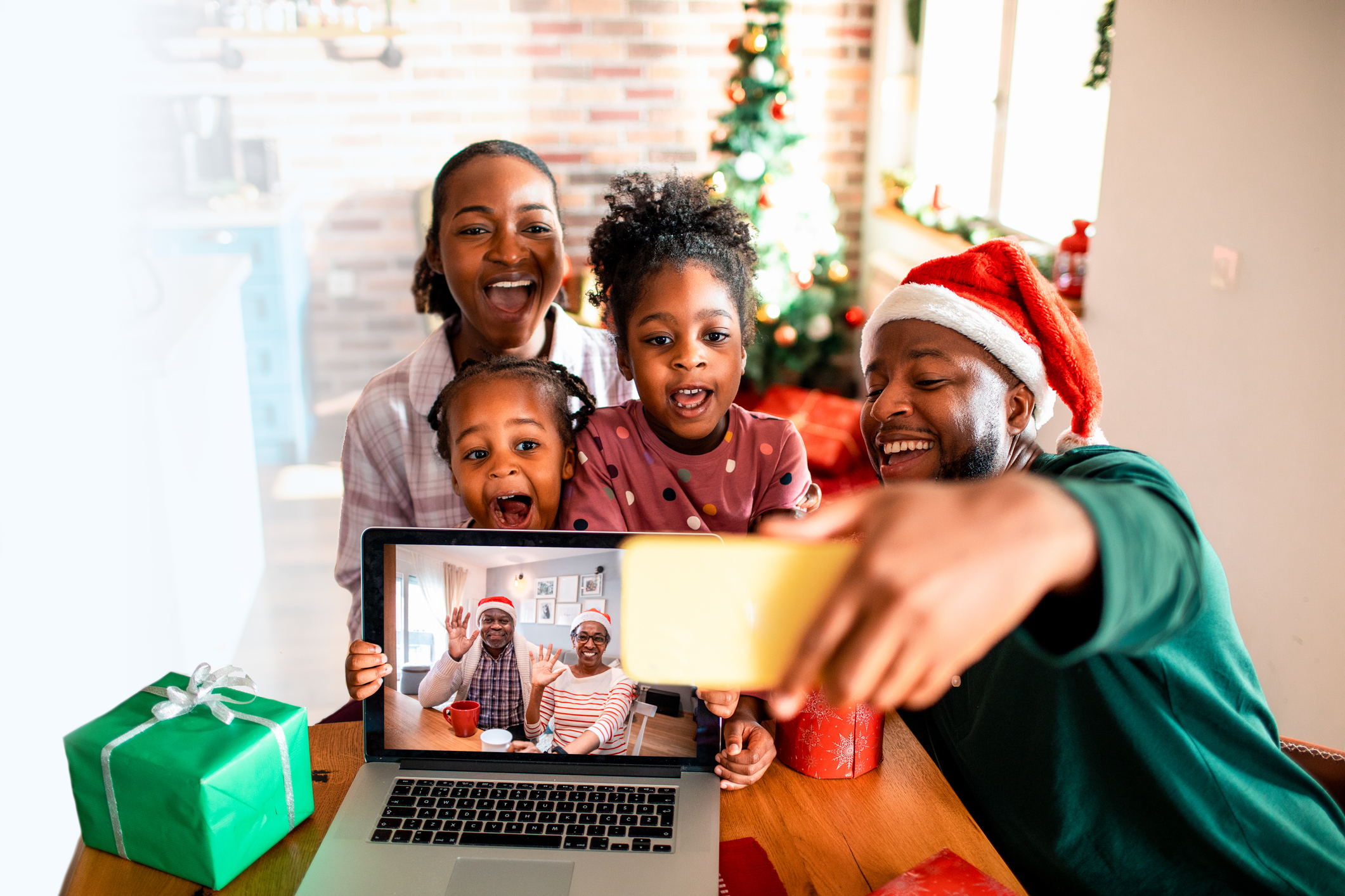 Familia en Navidad reunida por video llamada