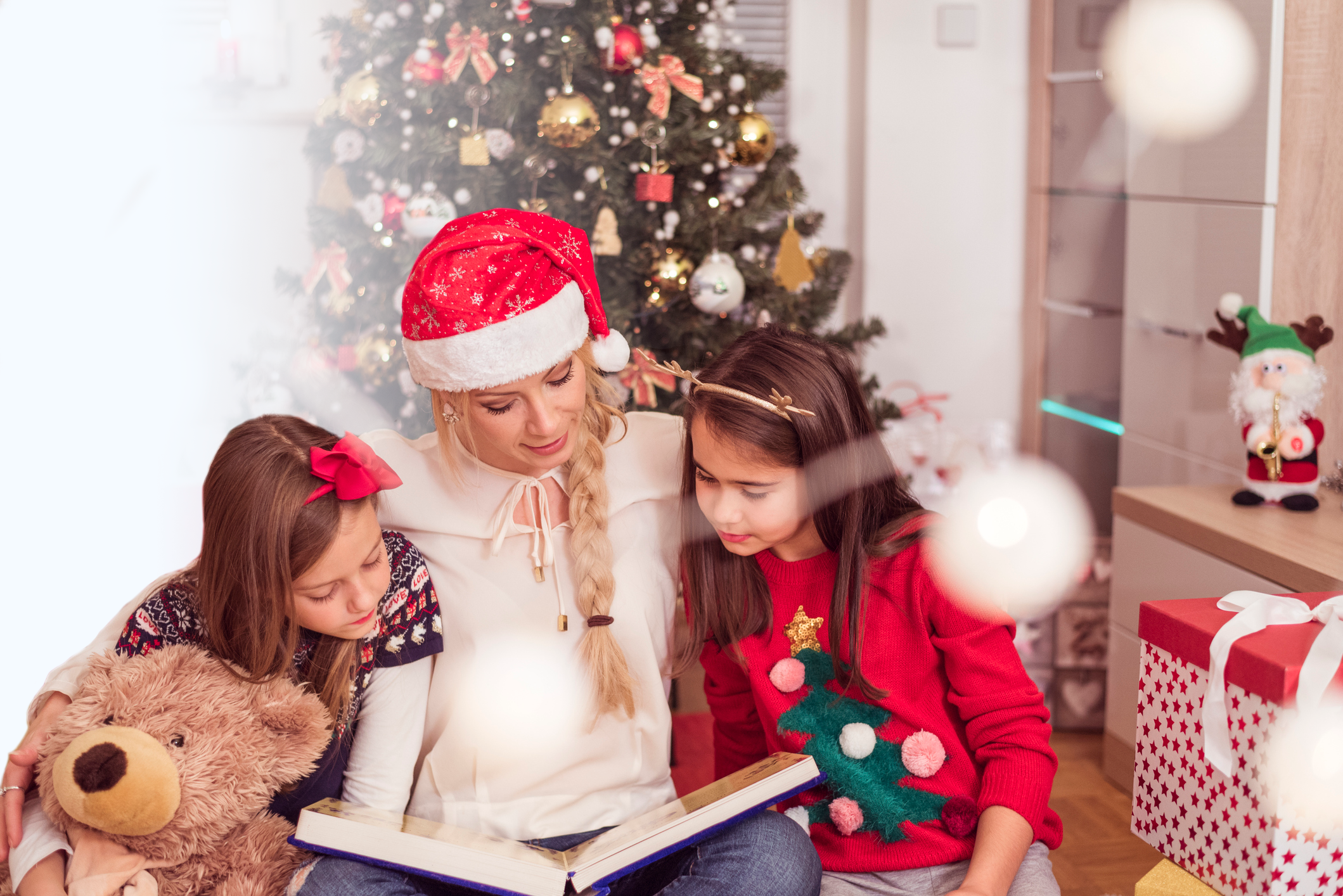 Familia leyendo la Novena de Aguinaldos