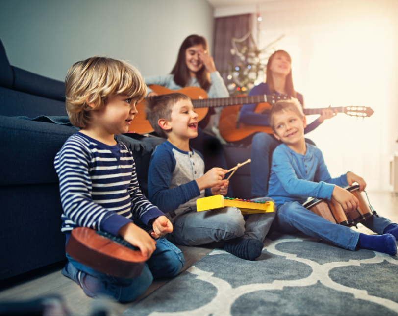 Ni�os tocando instrumentos