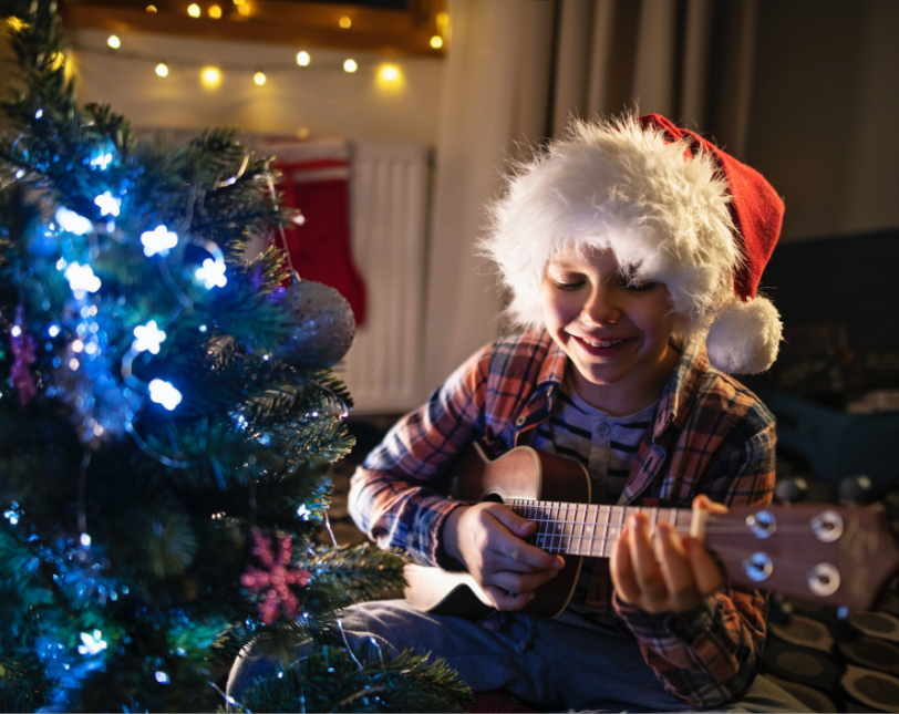 Ni�o con gorro de Navidad y guitarra
