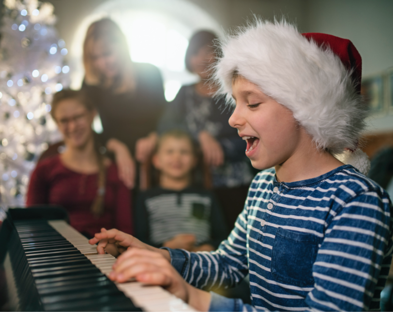 Ni�o cantando y tocando piano