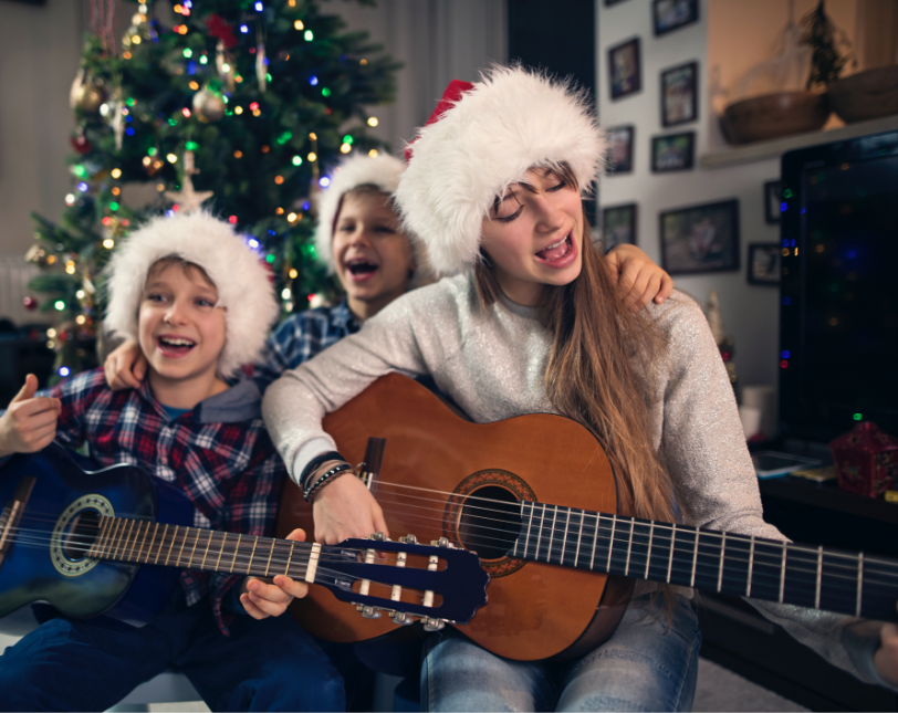 Ni�os cantando y tocando guitarra