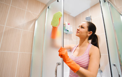 Cómo limpiar los vidrios del baño