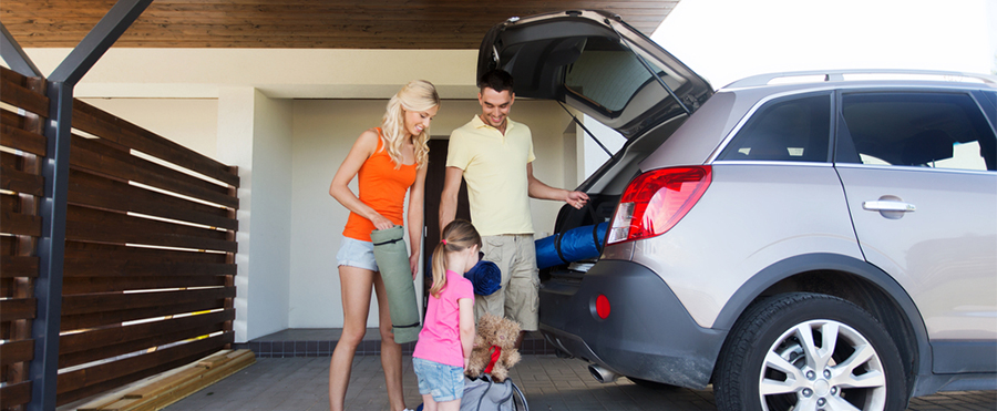 tips para viajar - familia saliendo de viaje