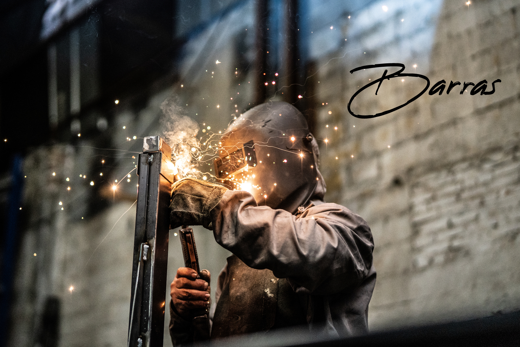 soldador trabajando en obra