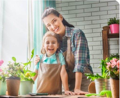 tener plantas en casa - madre e hija con plantas