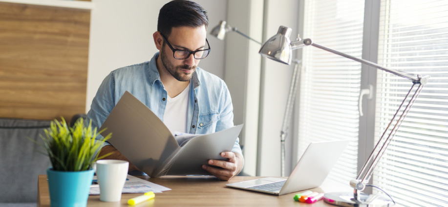 tener plantas en casa - hombre leyendo en escritorio
