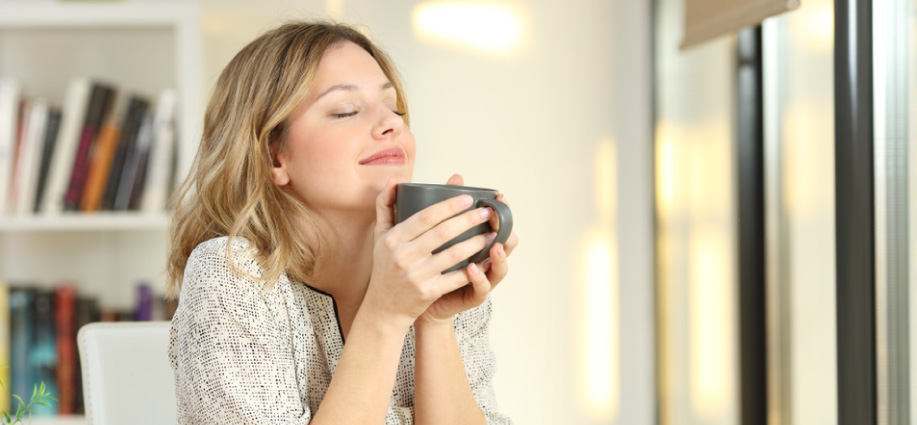 tener plantas en casa - mujer respirando fel�z