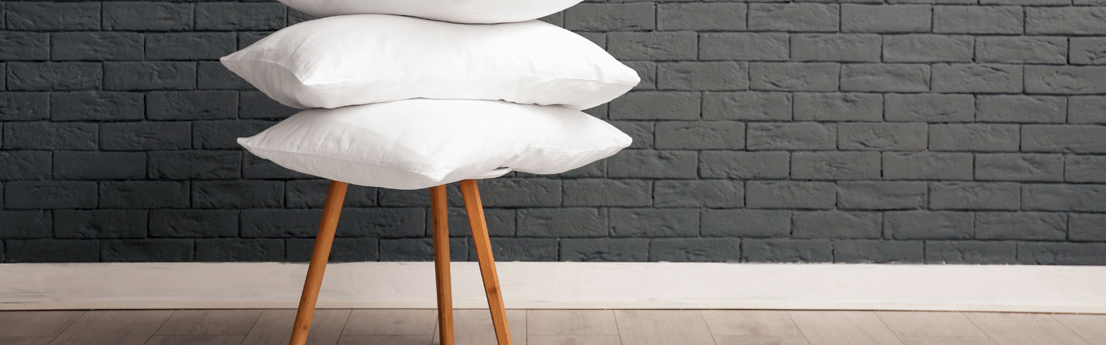 Cojines blancos sobre una silla