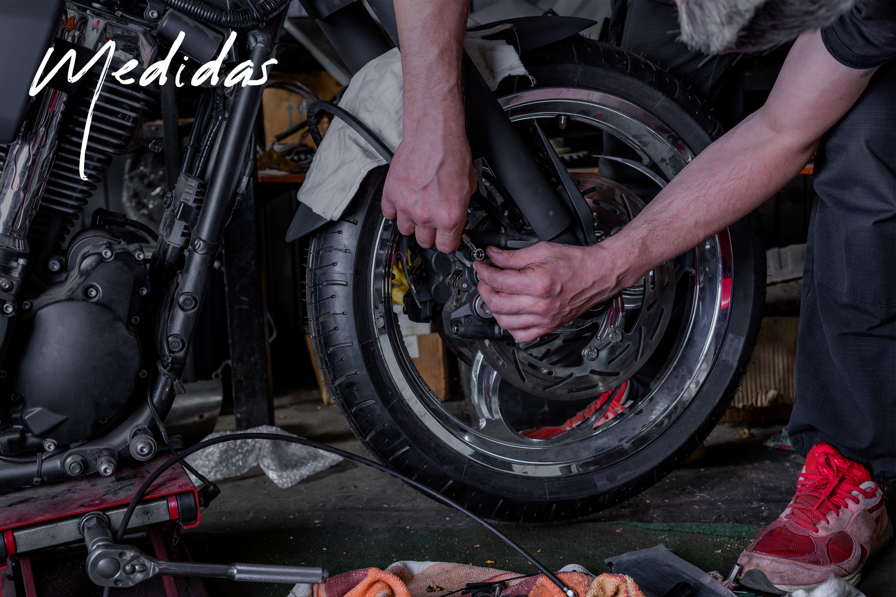 Hombre instalando llantas para moto