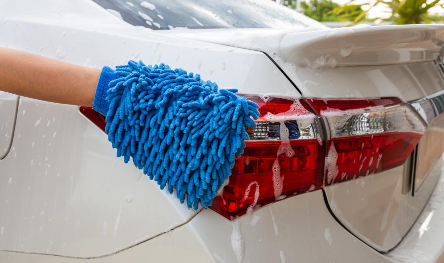 Cómo hacer líquido para lavar autos en seco momento de lavar
