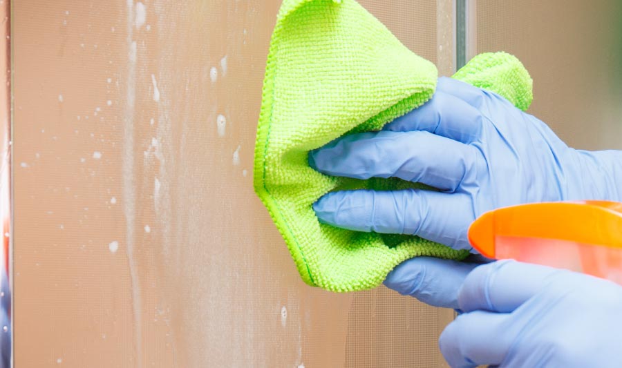Cómo limpiar los vidrios del baño de manera | Homecenter