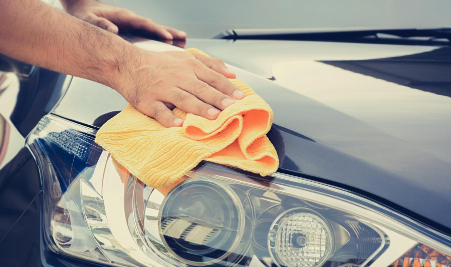 Cómo pulir faros de auto con cera