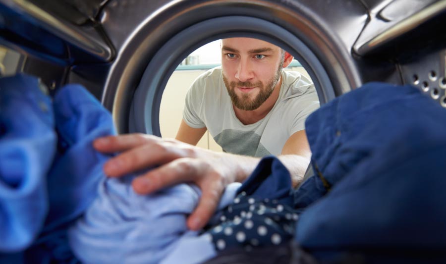 Cómo quitar el mal olor de la ropa - ropa en la lavadora