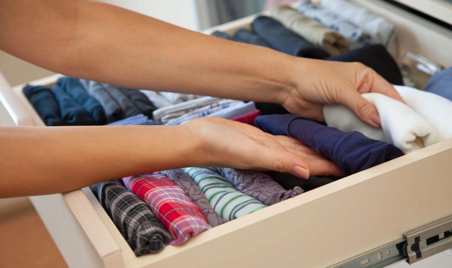 Cómo quitar el mal olor de la ropa - ropa guardada en un cajón