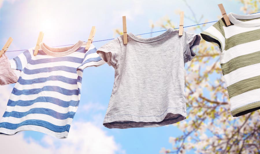Cómo quitar el mal olor de la ropa - ropa tendida al aire libre