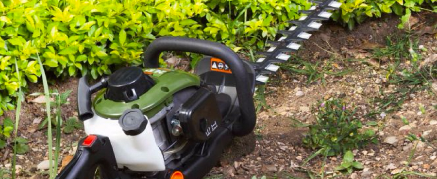 tipos de maquinaria para jardines - motosierra