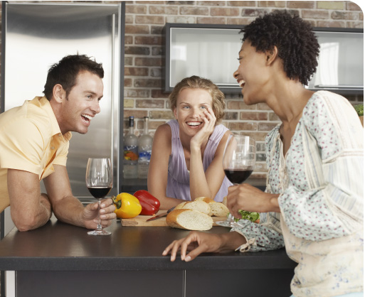 reuniones en la cocina con amigos