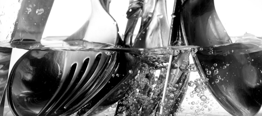 cuidados de cubiertos de mesa -  Cubiertos de plata sumergidos en agua con jab�n