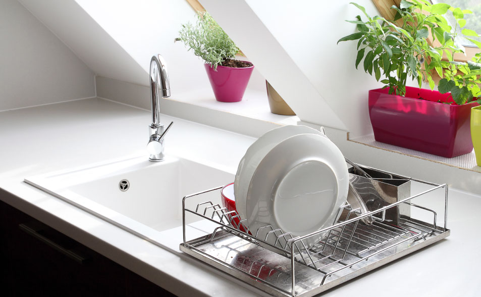 como mantener la casa limpia - Planch�n de cocina blanco, lavaplatos y escurridor en acero inoxidable, plantas en la ventana.
