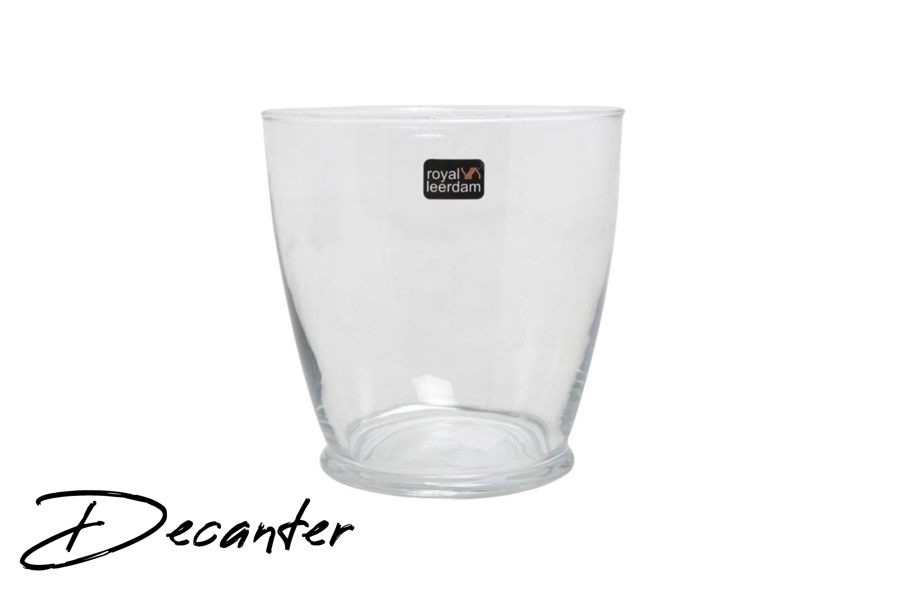 cuatro decantadores con vino en fondo blanco