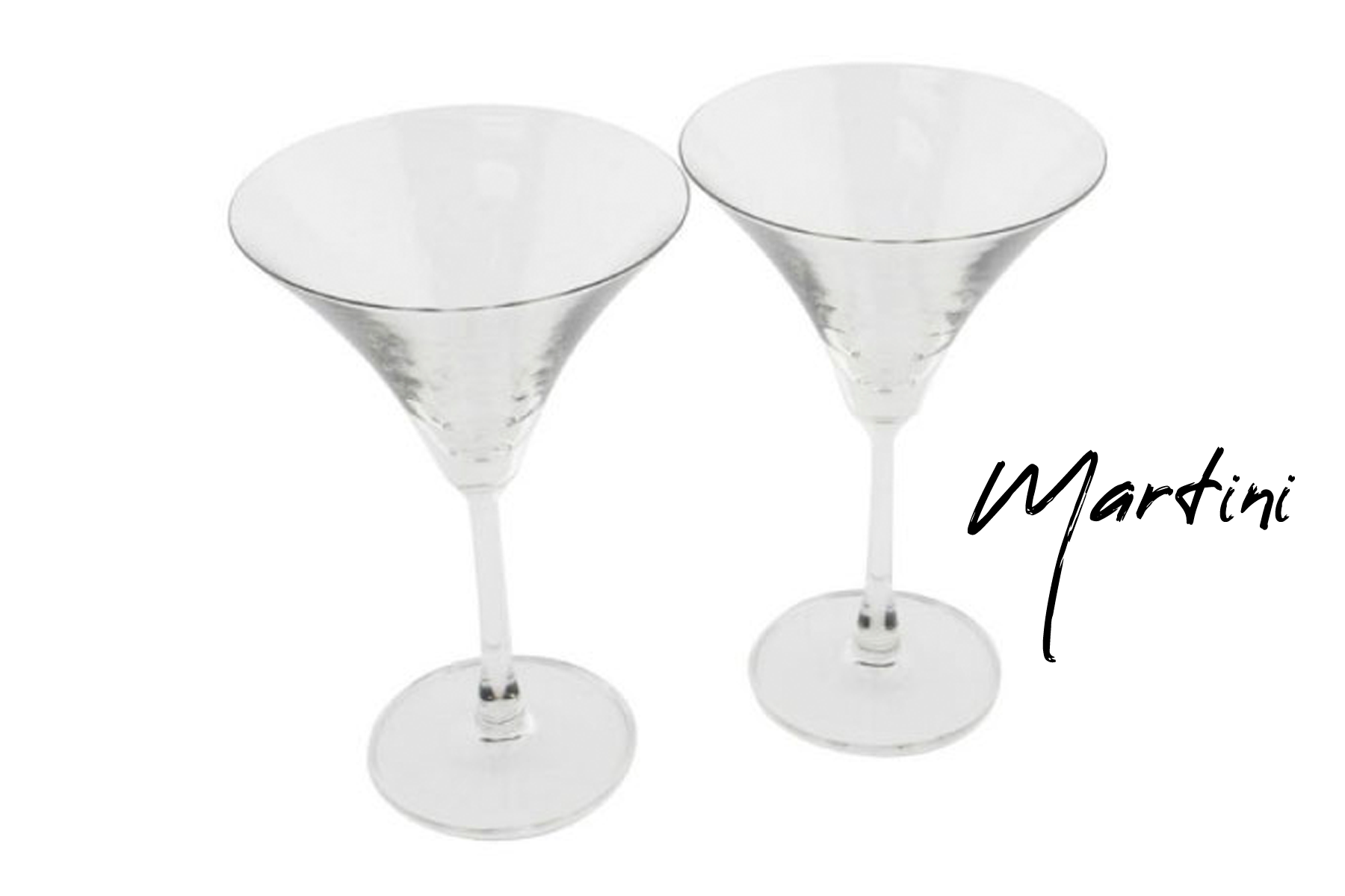dos copas de martini en fondo blanco
