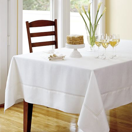 como decorar un comedor - mesa con mantel blanco