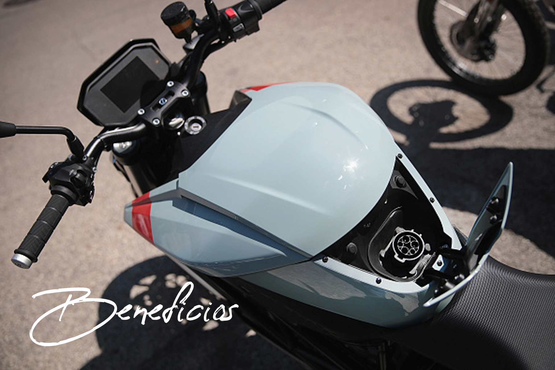 Moto electrica con su entrada de carga abierta