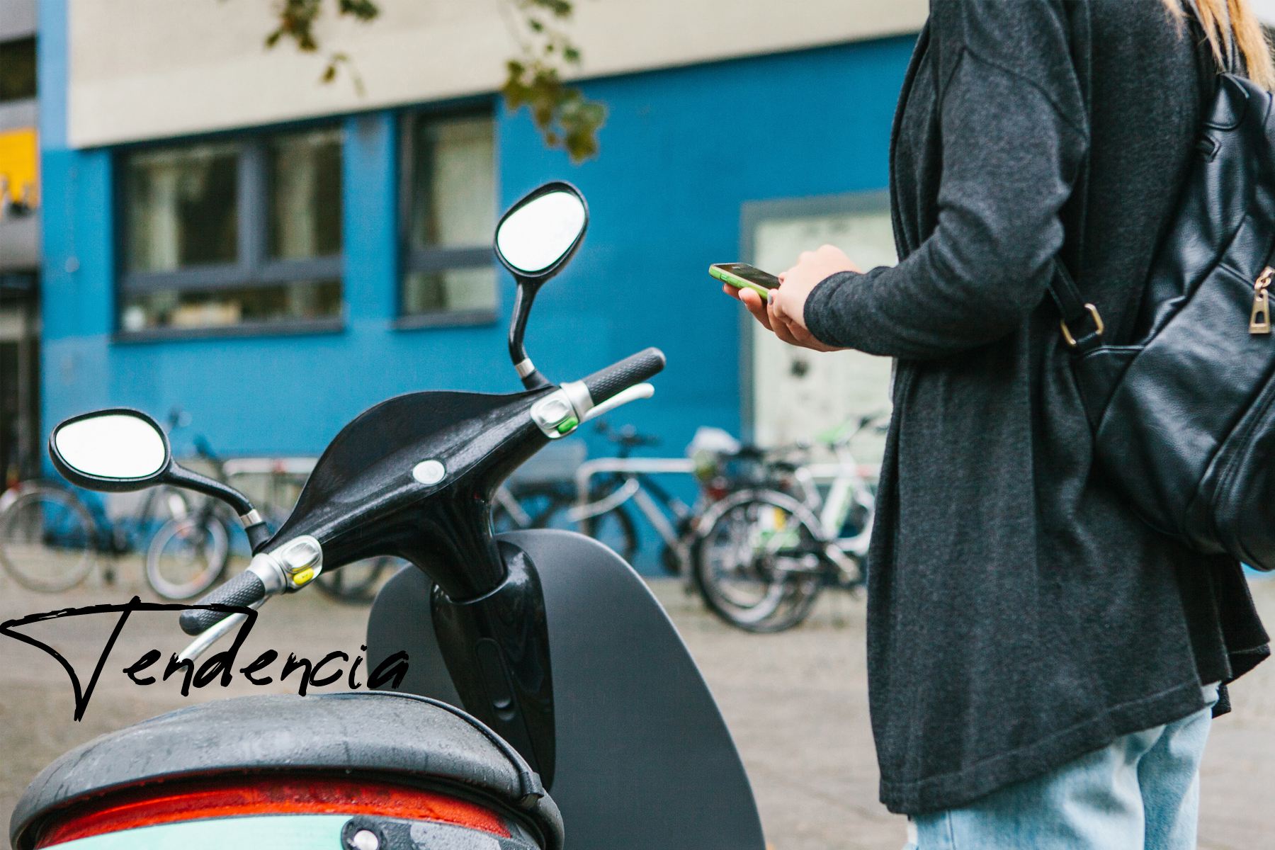 Mujer con moto el�ctrica