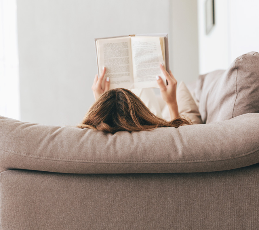 cmo elegir un sofa - Mujer leyendo sobre sof cmodo