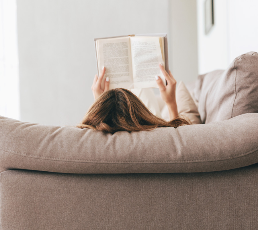 c�mo elegir un sofa - Mujer leyendo sobre sof� c�modo
