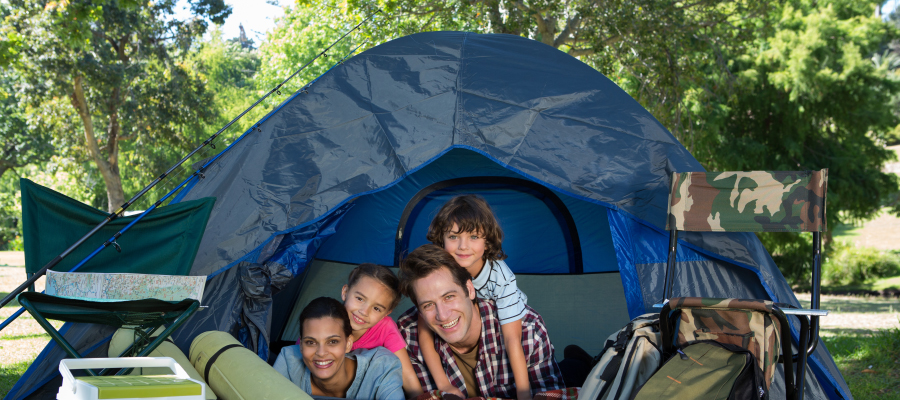 acampar en el jardn es uno de los planes en casa con tu familia