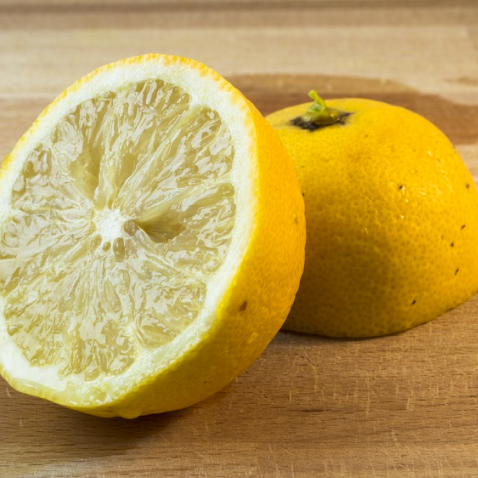 como quitar el mal olor de la nevera - limon