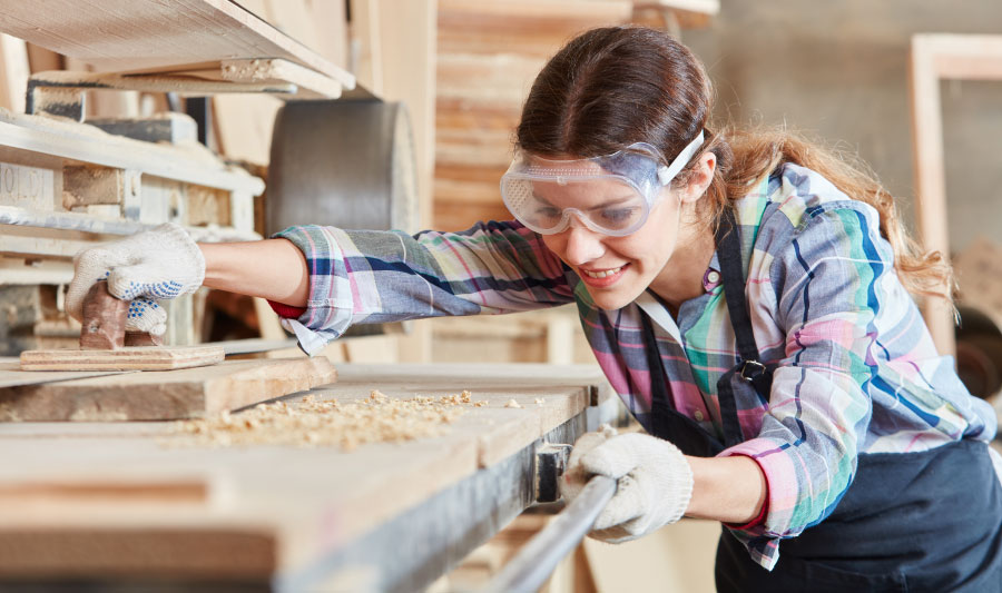 elementos de seguridad para carpinteria - mujer con gafas de protección
