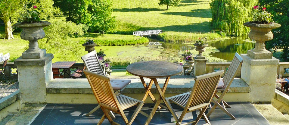 tendencias para decorar terrazas, terraza con laguna