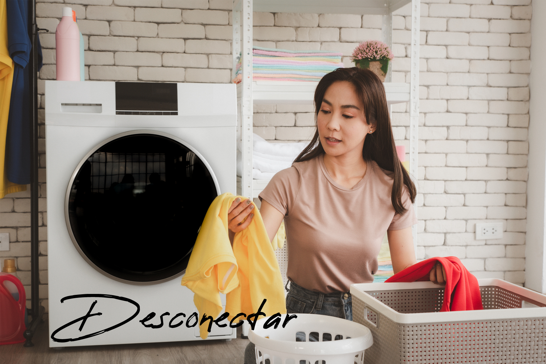mujer seleccionando ropa para lavar