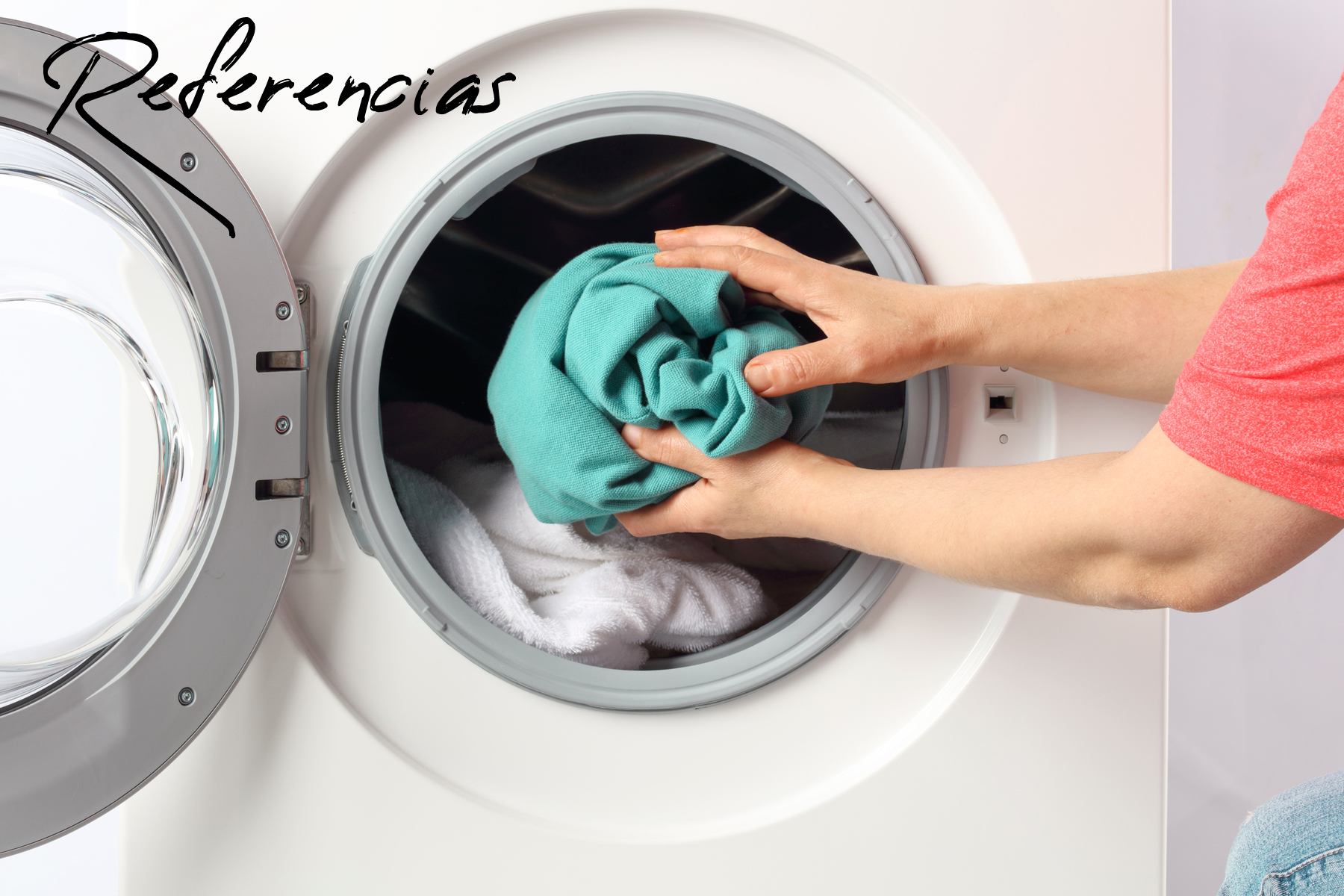 manos de un hombre poniendo la ropa en la lavadora en casa
