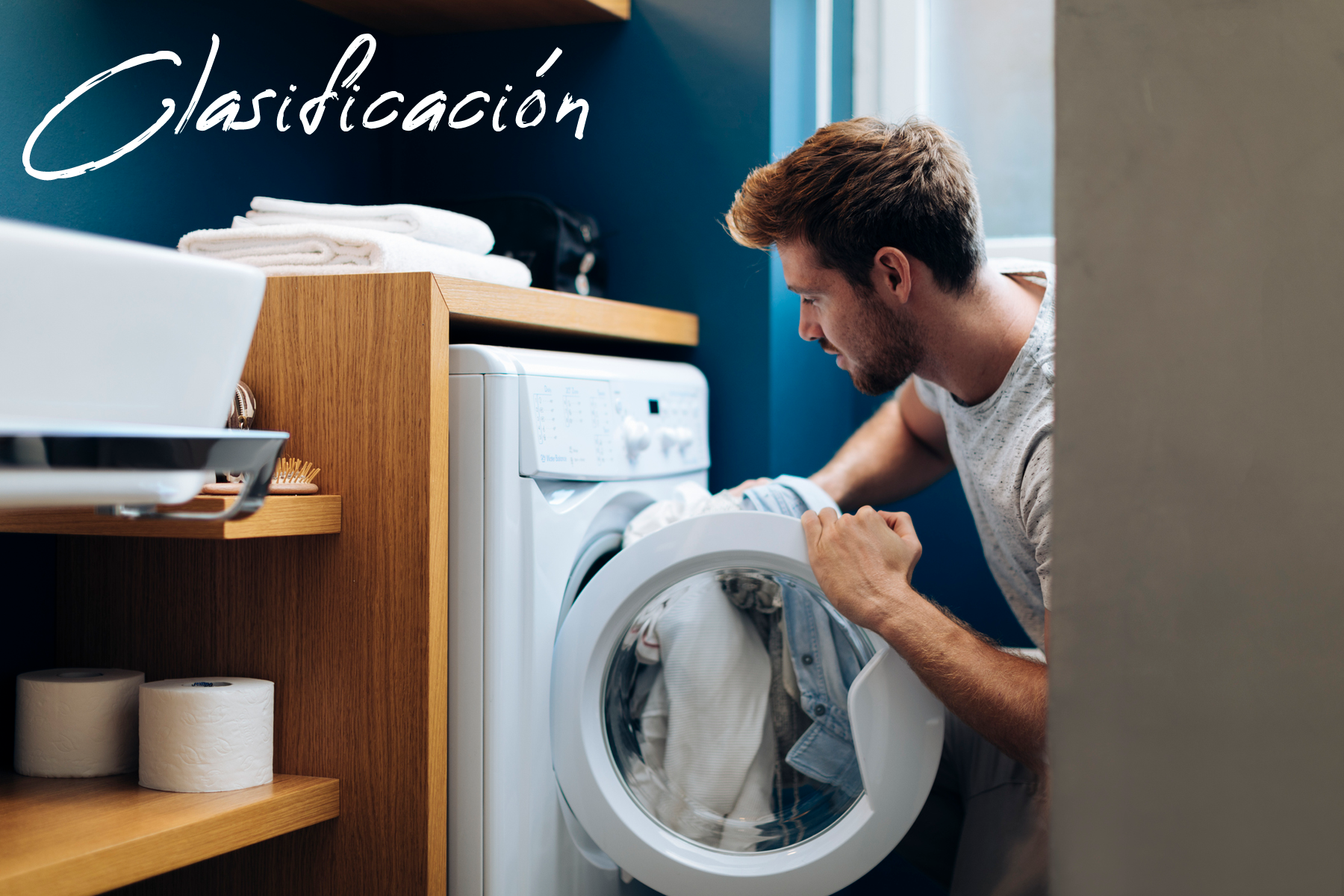 joven lavando la ropa en casa