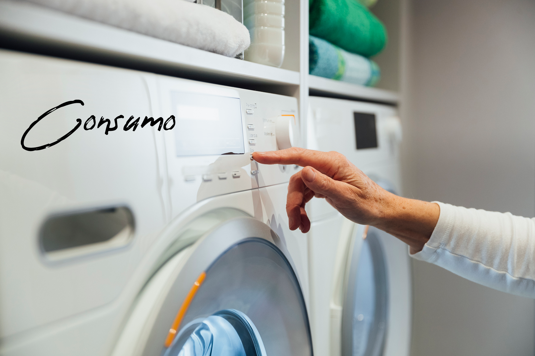mano femenina eligiendo el mejor ciclo de lavado para su ropa