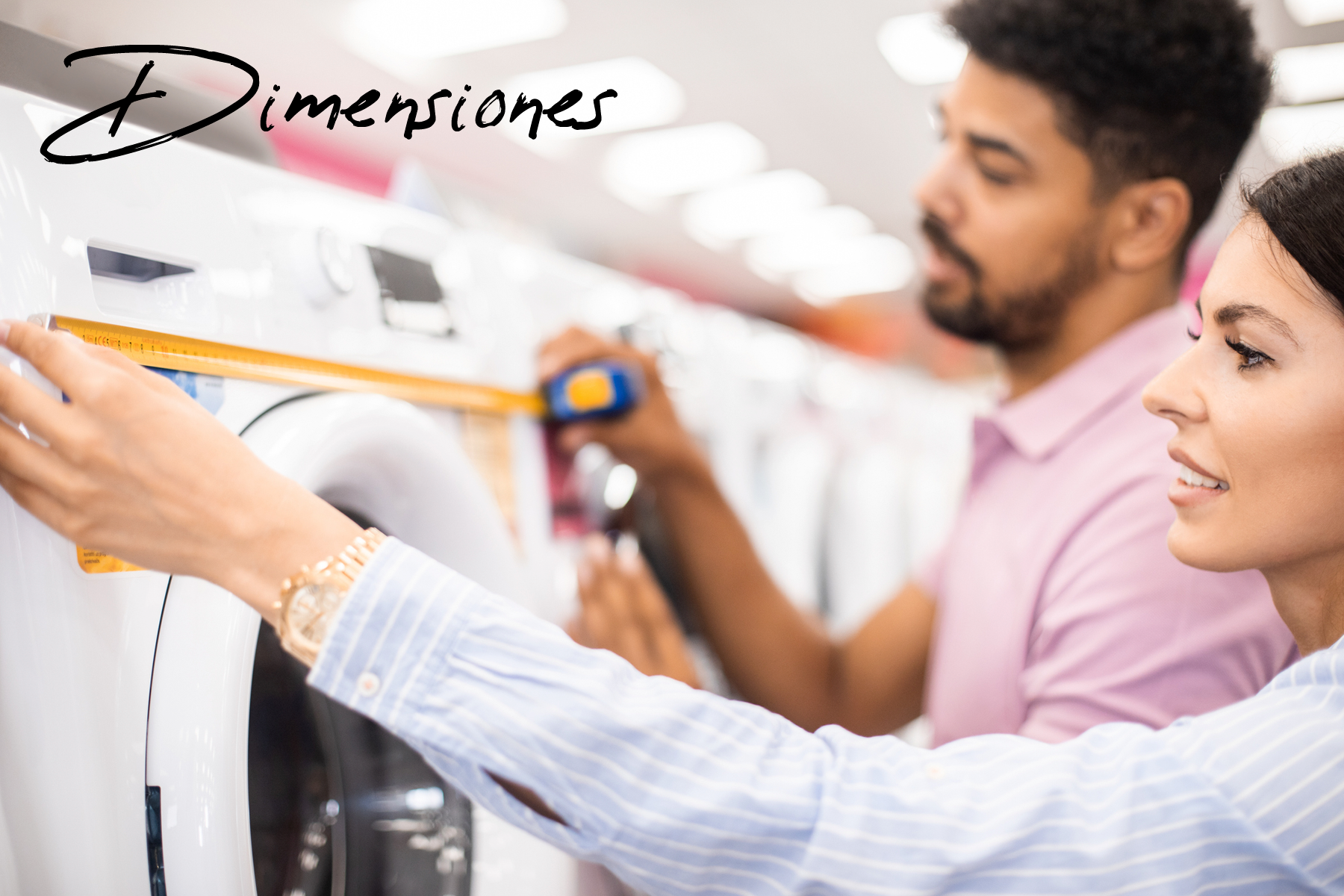 hombre midiendo las dimensiones de una lavadora