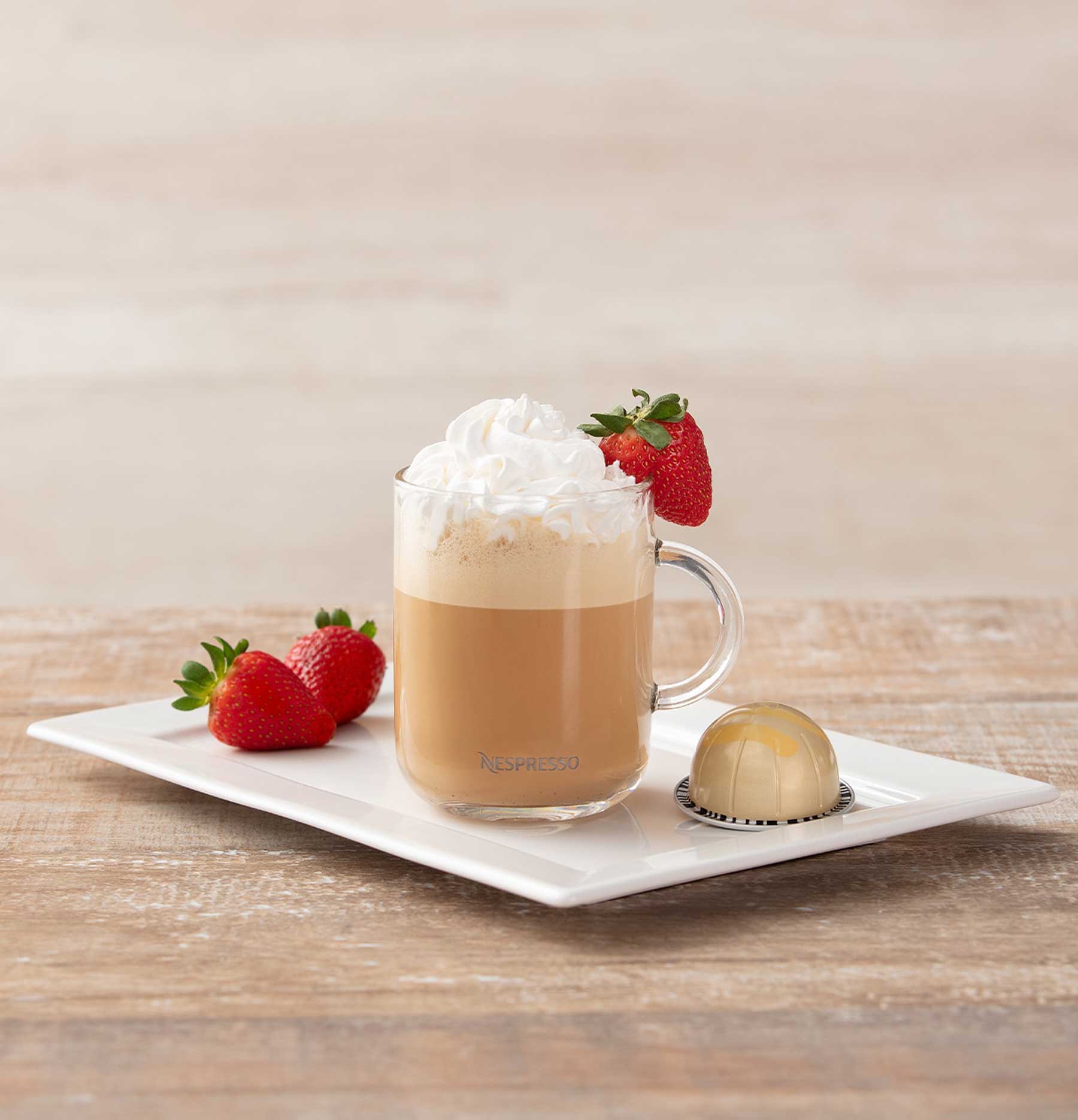 vanilla custard pie servido con helado y fresas como decoraci�n