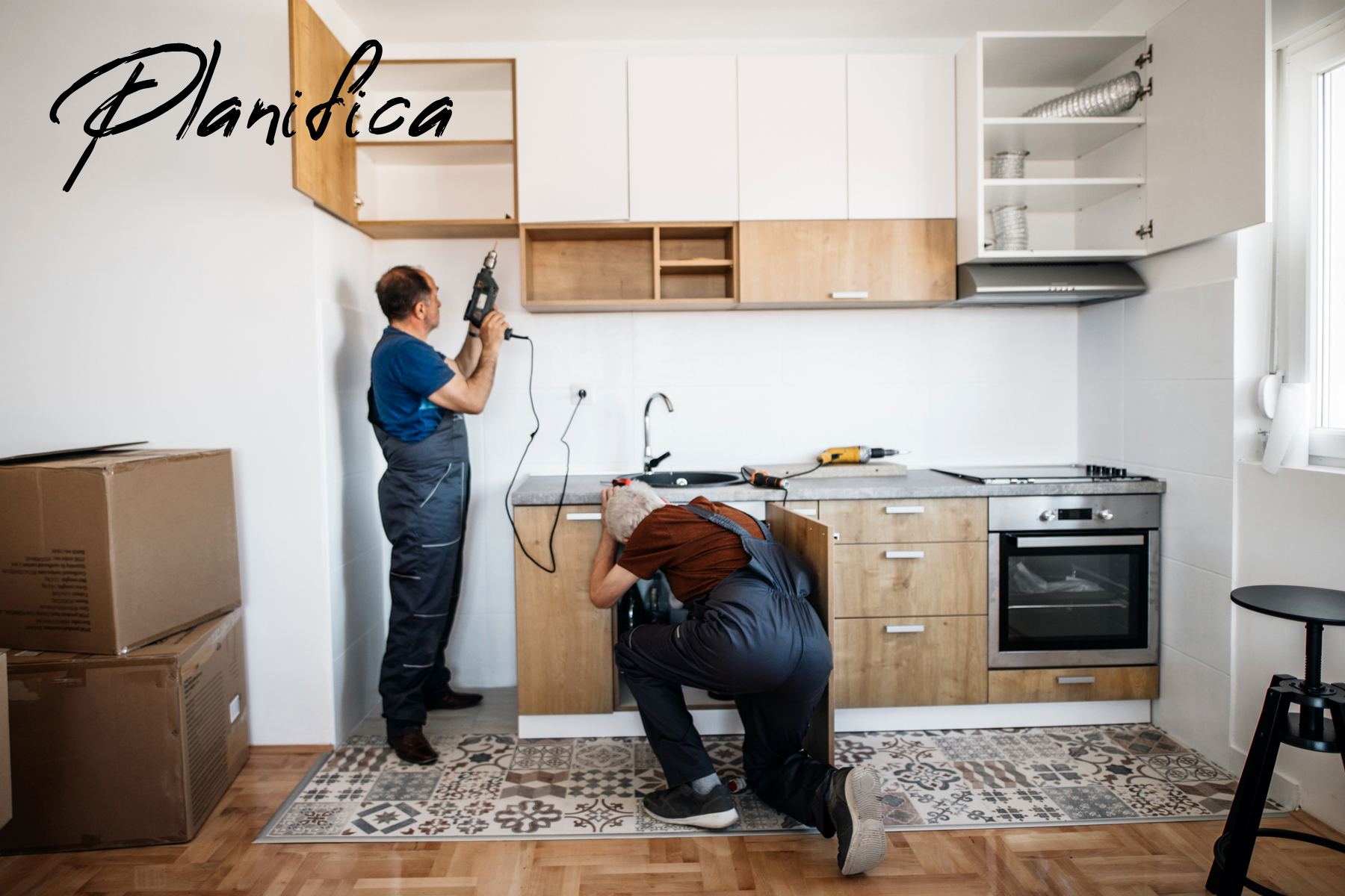 dos trabajadores instalando una cocina